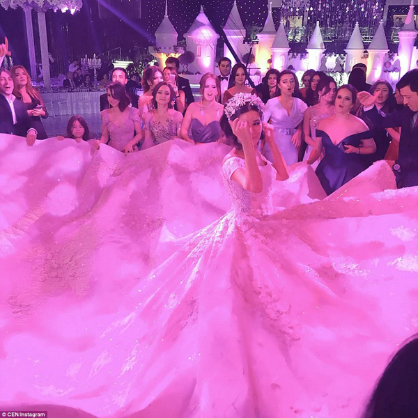 Tỷ phú Nga tổ chức đám cưới như cổ tích cho cháu gái cưng